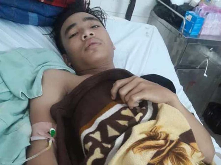 Hai cha con bị tai nạn, khó khăn chồng chất